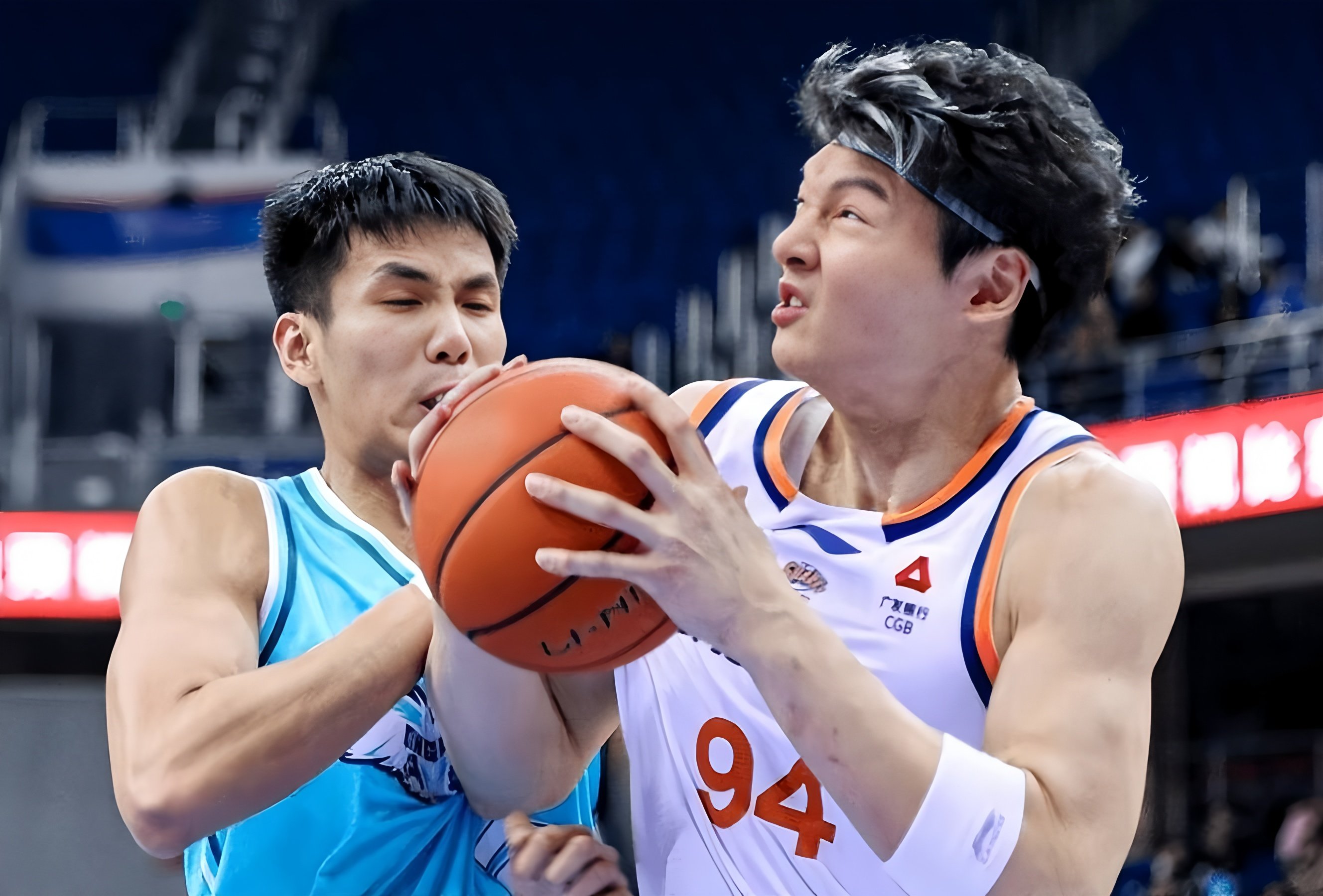 爱游戏官网-CBA季后赛窗口期热度飙升风云突变上海海港转会期内部沟通，武汉三镇关键时刻扳平良机看傻球迷