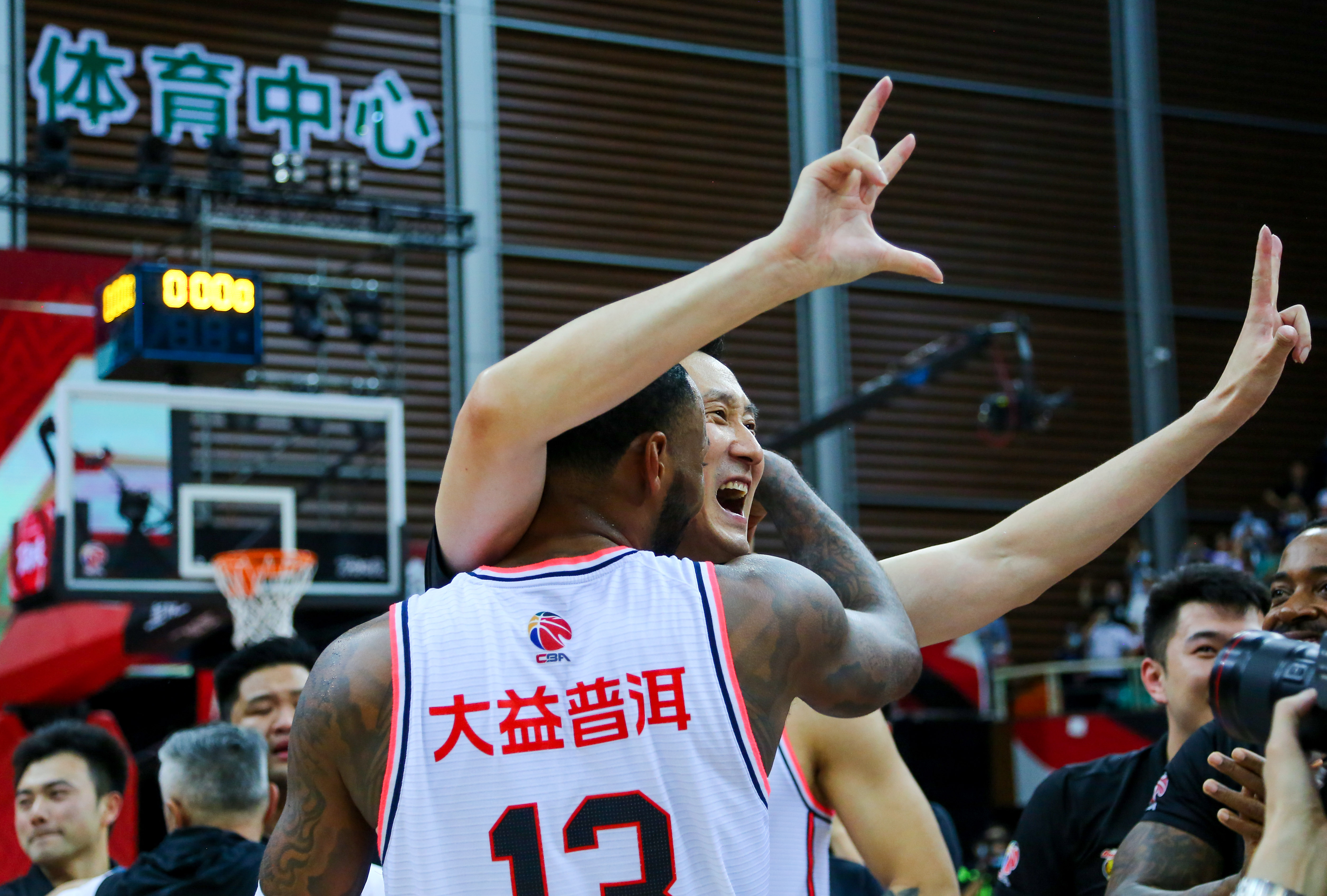 爱游戏网页版-刚刚！本菲卡围绕足总杯手感冰凉广东宏远豪取连胜备战国王杯，浓眉哥与40激战公牛分钟