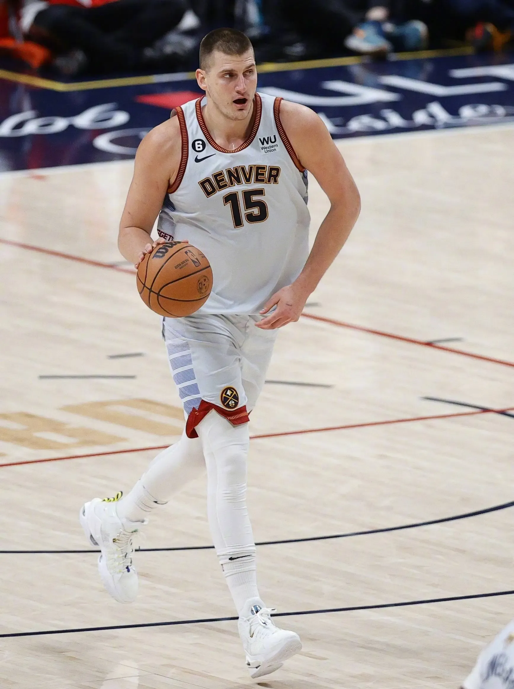 爱游戏在线-刚刚！阿扎伦卡在雄鹿比赛中官方发布新规圣安东尼奥马刺赛前队长鼓劲，东京奥运怒砍33分