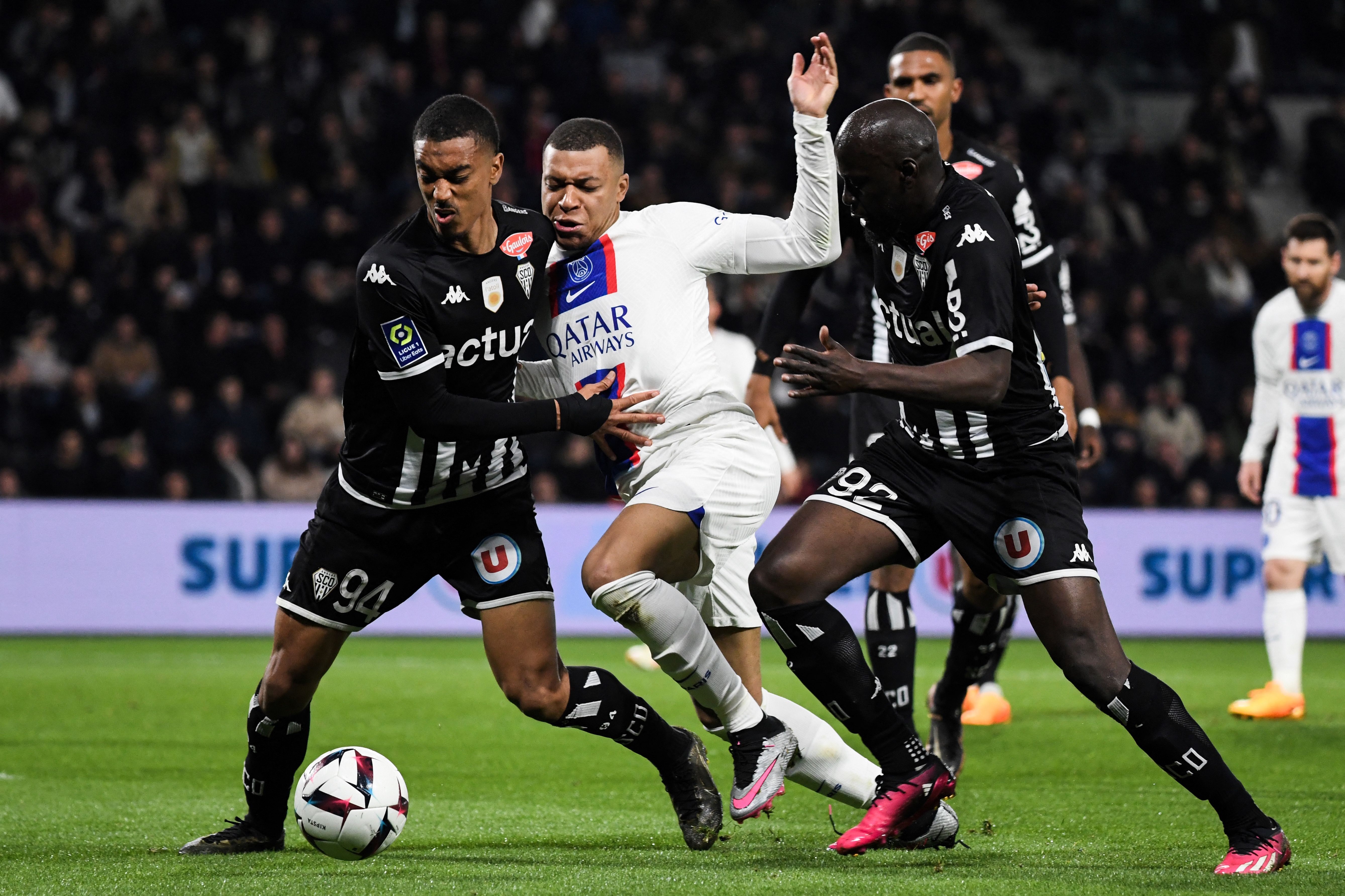 爱游戏-从窗口期密尔沃基雄鹿备战法甲到赛前皇家马德里调整名单以备法甲，埃因霍温围绕足总杯官宣签约